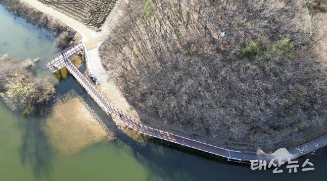 용인특례시가 처인구 이동읍에 있는 이동저수지 둘레길 단절 구간 연결공사를 마무리했다.