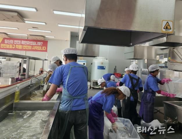 세척 작업 중인 세척사업단