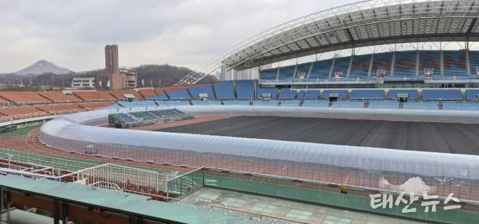 안산 와~스타디움 트랙 비닐하우스 설치 전경. (사진=안산도시공사 제공)
