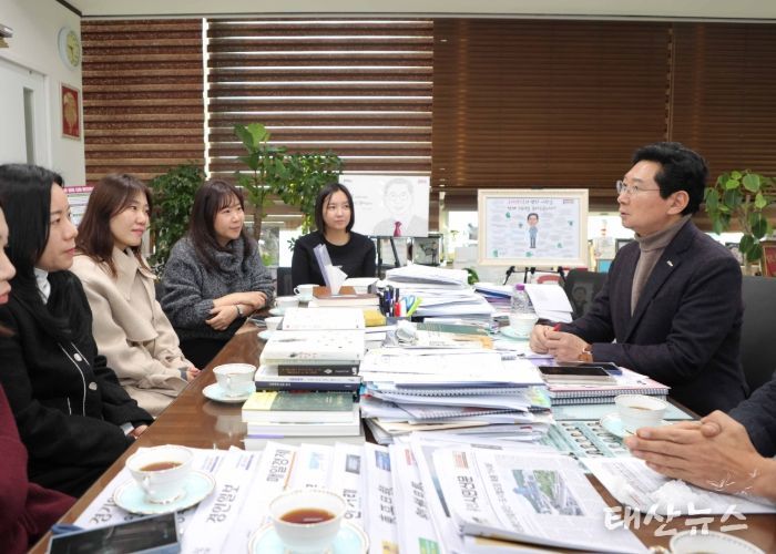 이상일 용인특례시장은 15일 시장실에서 기흥역세권에 거주하는 시민들과 만나 교육 현안을 논의했다.
