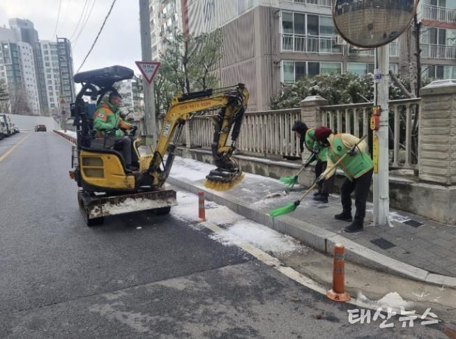 동두천시 불현동 지역자율방재단, 강설 대비 긴급 제설작업 실시