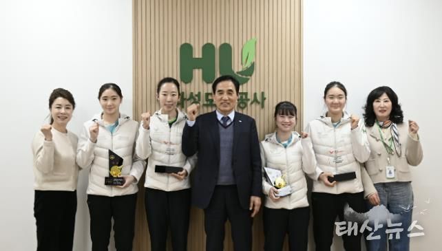 국제대회와 전국대회에서 입상한 화성도시공사 탁구단 선수들과 HU공사 한병홍 사장이 메달과 상패를 들고 기념촬영을 하고 있다.