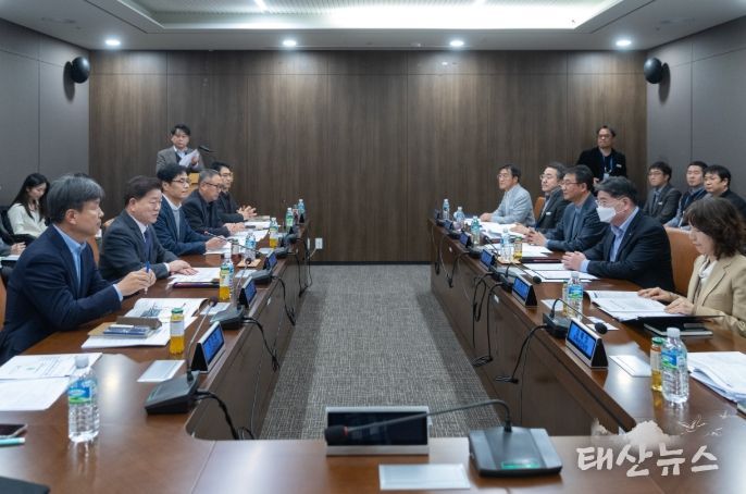 박승원 광명시장(사진 왼쪽 두 번째)이 16일 오후 GH 광교 본사를 찾아 김용진 GH 사장(사진 오른쪽 두 번째)에게 광명시흥 3기 신도시, 구름산지구 등 주요 개발사업 신속한 추진을 촉구하고 있다.