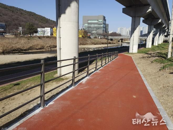 용인특례시 처인구가 고림동 103-48번지 일대 경안천에 진입로를 조성했다.