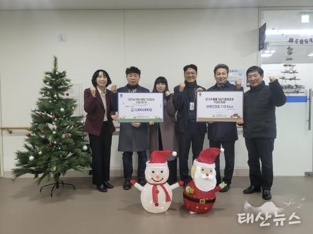 전달식 후 한국추출가공식품업중앙회경기도지부 수원시지회, 대한농산물식품임가공업연합회 수원시지부, 수원시 관계자가 함께하고 있다.