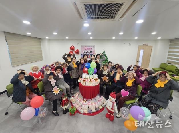 오산시 중앙동, ‘뇌튼튼 뜨개교실’ 어르신들 손뜨개 목도리 120여 개 기탁