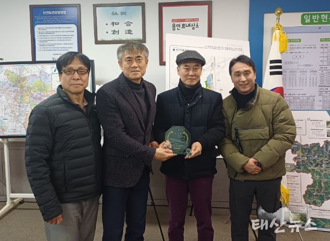 용인도시공사 모현복지회관, 지역 어르신들로부터 감사패 전달 받아