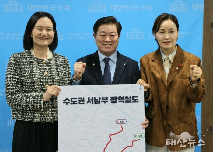 박승원 광명시장이 23일 오후 국회에서 열린 ‘수도권 서남부 광역철도(가칭) 추진 기자회견'에 참석해 재정사업과 민간투자사업을 동시에 추진하는 투트랙(Two-Track, 병행) 전략으로 신천~하안~신림선의 조기 착공을 반드시 이끌어 내겠다는 의지를 밝혔다. 사진 왼쪽부터 김남희 국회의원(광명 을), 박승원 광명시장, 임오경 국회의원(광명 갑).