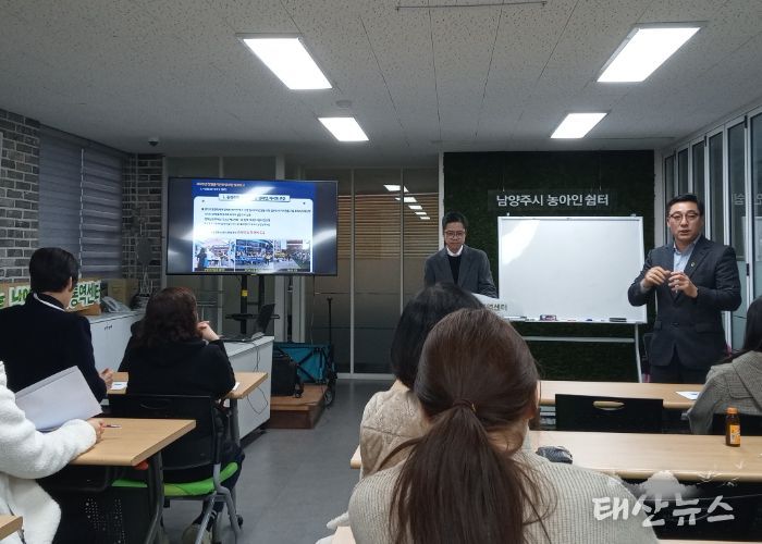 이희문 금곡홍유릉상점가 상인회장(우)이 올 한 해 추진한 사업 성과를 설명하며, 상인들에게 소감과 감사의 인사를 전하고 있다.