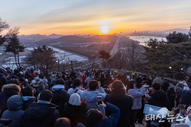 시민들이 행주산성에서 2026년 첫 일출을 바라보고 있다.