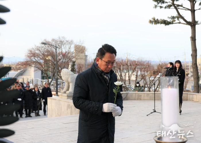 신년 현충탑 헌화하는 평택시의회 강정구 의장