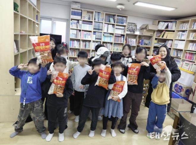 수원시 권선구 구운동 마을만들기협의회, 참아름지역아동센터에 팝콘치킨 30kg 전달