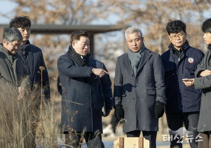 박승원 광명시장이 지난 5일 안양천 지방정원 시범사업구간을 찾아 정원 조성 결과와 이용 현황을 살펴보고 있다.