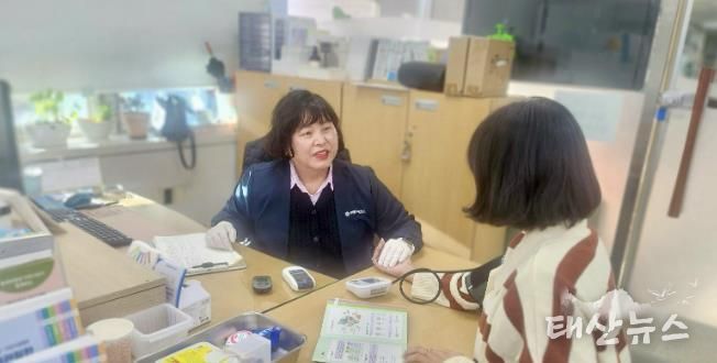 대사증후군 상담실_보건소 관계자 대사증후군 상담 진행 모습