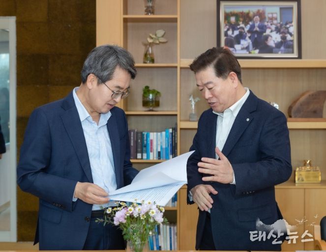 박승원 광명시장(사진 오른쪽)이 13일 오후 광명시청 시장실에서 ‘경기 민생경제 현장투어(달달버스)’ 일정으로 광명시를 방문한 김동연 경기도지사(사진 왼쪽)에게 광명시 주요 현안에 대해 설명하며 경기도의 지원을 요청하고 있다.