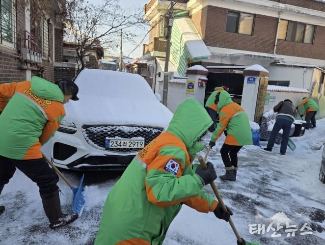 동두천시 보산동 지역자율방재단, 관내 결빙 우려 지역 신속 제설작업 실시