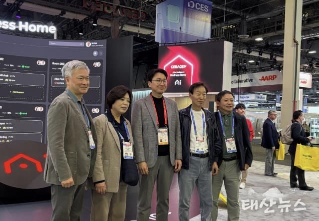 신계용 과천시장(좌측부터 두번째)이 CES 전시장 세라젬 부스에서 기념사진을 찍고 있다