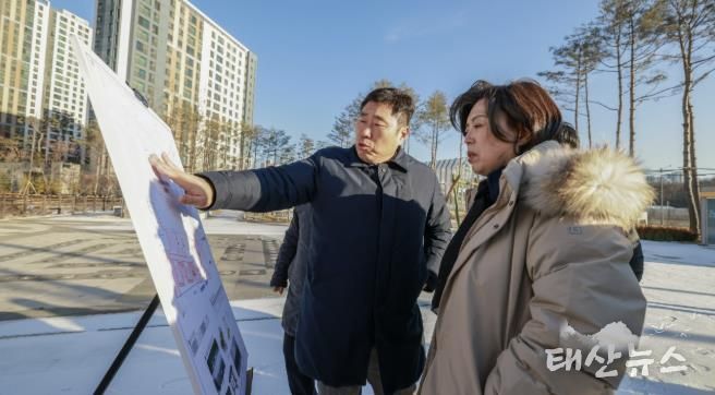 과천지식정보타운 4,5호 근린공원 조성 현황 현장확인(사진 맨앞쪽 신계용 과천시장)