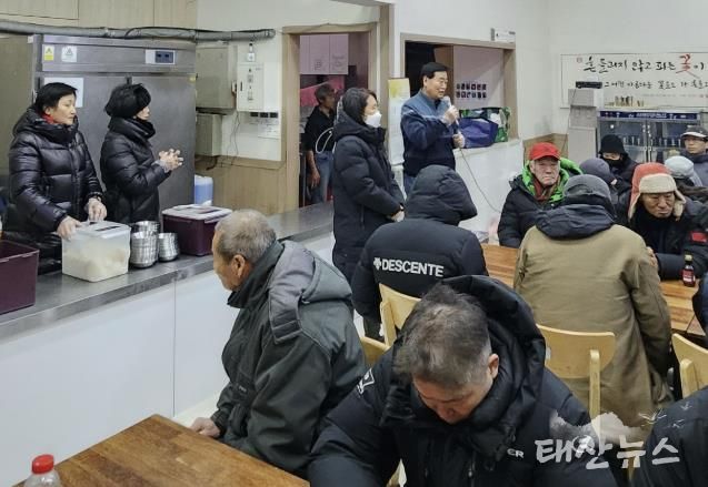 사통팔달협의회, 수원역 노숙인 대상 '사랑의 무료급식' 봉사 펼쳐