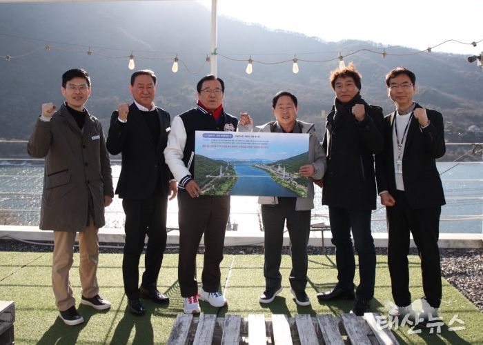 22일 개최된 「하남시-남양주시 상생협력 기반 한강 수변 친환경 연계 발전 방안 공동 연구 용역 보고회」를 기념하여 이현재 하남시장을 비롯한 관계자들이 기념사진 촬영을 하고 있다.