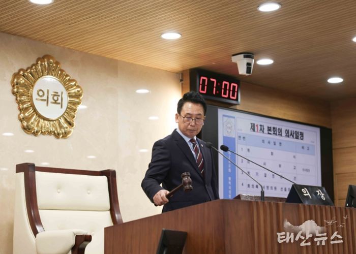 제260회 임시회 제1차 본회의에서 의사봉 타봉하는 강정구 의장