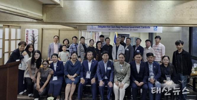 수원마을 출신 우수 졸업생과 국제교류센터 관계자들이 기념사진을 촬영하고 있다.