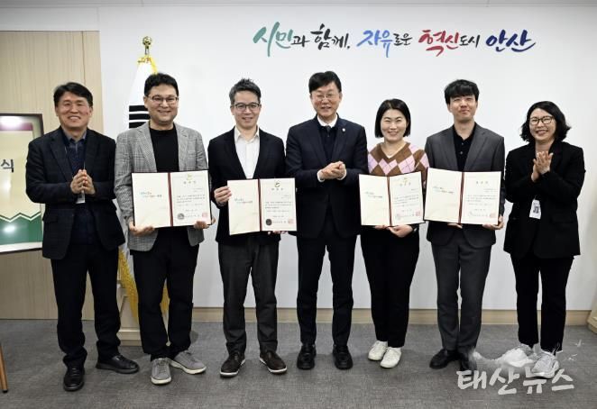 이민근 안산시장(사진 가운데)이 4일 무료 법률상담실 위촉 변리사들과 기념촬영을 하고있다.