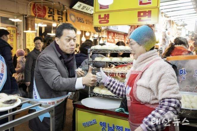 이재준 수원시장이 10일 못골종합시장에서 상인들과 이야기를 나누고 있다.