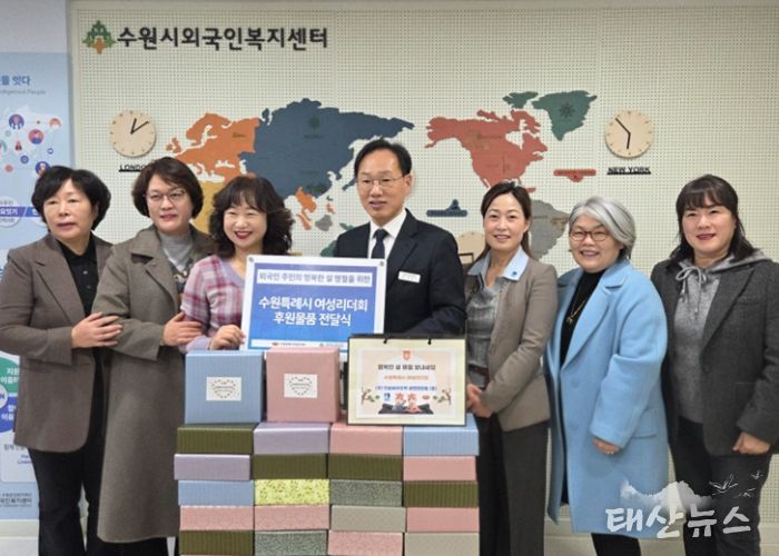 전달식 참석자들이 기념촬영을 하고 있다.