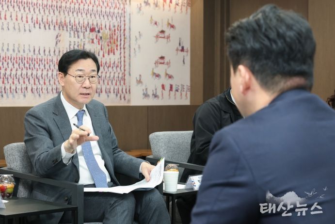 정명근 화성특례시장이 13일 시가 주최한 '생리용품 부담 완화를 위한 소통 간담회'에서 '(가칭) 코리요 생리대' 추진 취지에 대해 설명하고 있다.