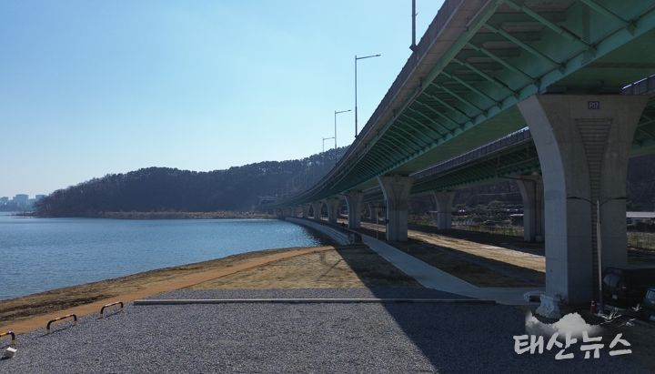 용인특례시가 기흥저수지 유휴공간을 활용해 수변공간으로 조성했다.