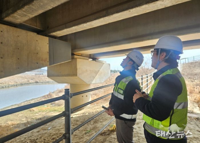 최병주 효행구청장이 동화교 하부 균열 및 침하 여부를 현장에서 점검하고 있다.