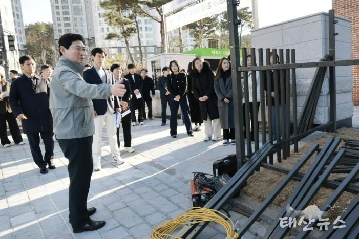 이상일 시장이 26일 용인솔빛초·중통합학교를 찾아 주요 시설을 살피고 있다