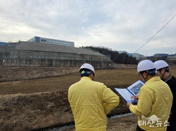 윤성진 제1부시장이 해빙기 대비 옹벽시설 안전점검을 실시하고 있다
