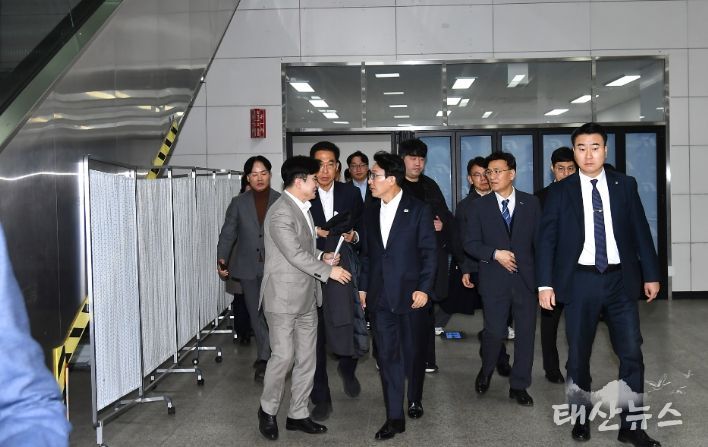 김병수 김포시장이 27일 김포골드라인 사우역을 방문한 김민석 국무총리와 만났다. 김 시장은 근본해결책으로 5호선 예타통과가 시급하다고 건의했다.