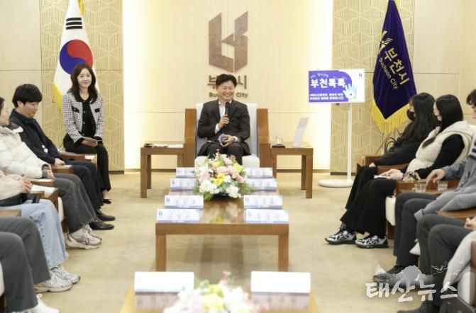 프로그램 참여자들이 소통의 시간을 보내고 있다.