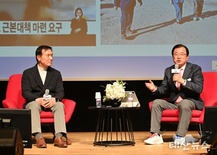 이현재 하남시장(오른쪽)과 임태희 경기도교육감이 지난 2025년 11월 26일 하남교육 토크콘서트 「하이 하남! 미래교육도시로 디자인하다」에 참석해 참석자들과 대담을 나누고 있다.