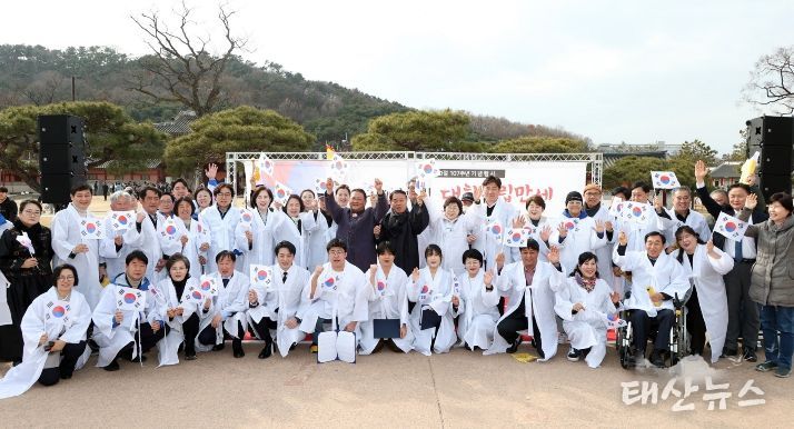 제107주년 3·1절 기념행사에서 참석자들이 기념촬영을 하고 있다.