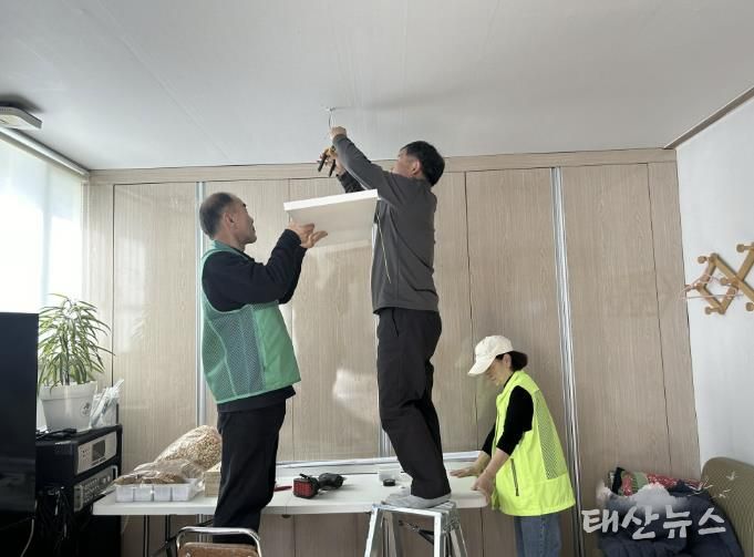 동두천시 생연1동 행정복지센터, 3개 사회단체 손잡고 경로당에 '밝은 빛' 선물