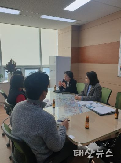 시 관계자가 고양교육지원청과 고등학생 원거리 통학 문제를 논의하고 있다.