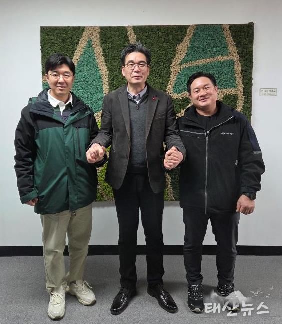 광명도시공사 한정광 경영관리본부장(가운데), 전국노동평등노동조합 광명도시공사지부 한상길 지부장(우측), 광명도시공사 김우진 사무국장(좌측).