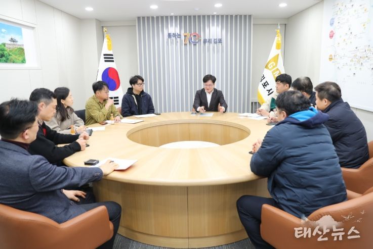 김병수 시장이 3일 서울지하철 5호선 국회국민청원에 힘쓴 시민들을 만났다. 시민들은 이날 김병수 시장에게 ‘서울 지하철 5호선 연장 관련 시민 의견 전달서’를 건넸고, 김병수 시장은 오는 4일 정부 관계자를 만나 청원서를 전하며 5호선 예타통과에 대해 적극 어필할 각오다.