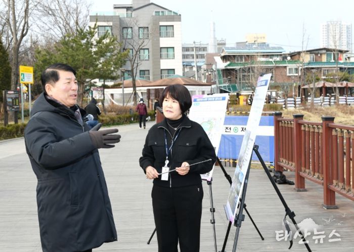 이문안호수공원 시설 확충 사업에 대해 보고받는 백경현 구리시장