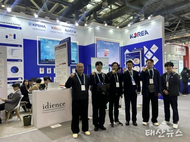 12일 중국에서 열린 '2026 바이오 차이나'에 참가한 시흥시 관계자들이 포럼 참여 후 국제 산업동향을 파악하고 있다